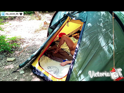 ❤️ Op kamera verfilm Passievolle ruk vreemdeling in 'n tent ️ Seksvideo by ons ❌❤
