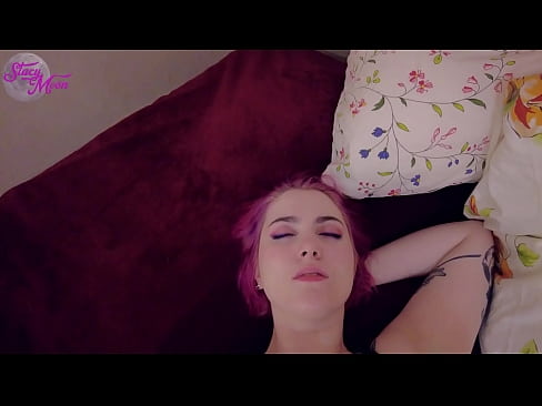 ❤️ Sletterige klasmaat het gevra om OBG saam met haar oor te slaan, so ons het sonder 'n kondoom genaai ️ Seksvideo by ons ❌❤