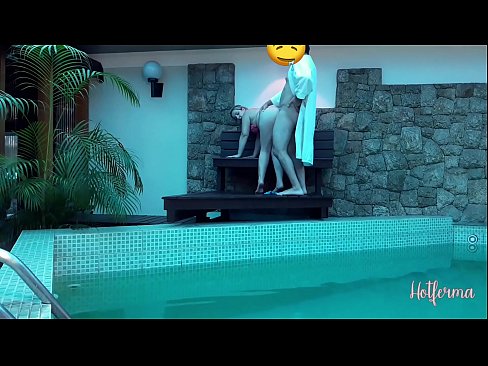 ❤️ Baas nooi bediende swembad toe, maar kon nie 'n warm weerstaan nie ️ Seksvideo by ons ❌❤