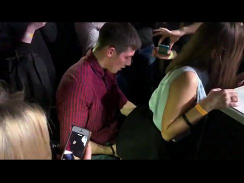 ❤️ Regte seks in 'n Russiese nagklub. 18-jarige Russiese meisie in die anus en vagina in 'n nagklub genaai ️ Seksvideo by ons ❌❤