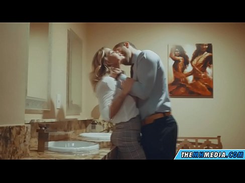 ❤️ Wanneer 'n rondborstige blondine jou in 'n openbare toilet verlei ️ Seksvideo by ons ❌❤